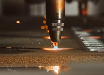 газовая резка металла может справиться даже с очень толстыми заготовками