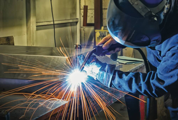 при газовой сварке материал нагревается до температуры плавления