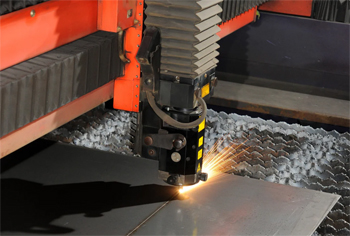 газовый лазерный станок раскраивает металл, как горччий нож масло