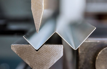 гибка оцинкованного листа: торжество пропорций без ущерба покрытию