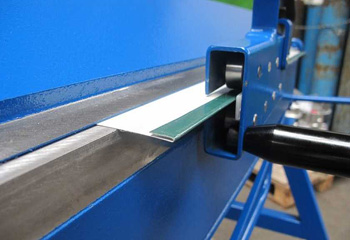 гибка оцинкованного листа на механическом станке