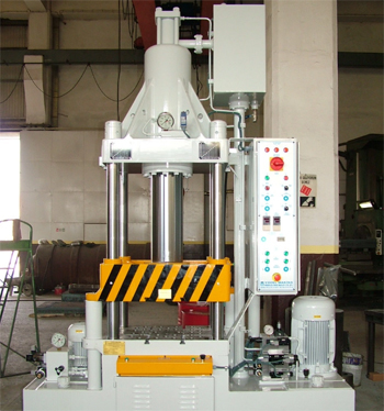 чтобы обрести современный вид, гидравлические прессы проделали путь длиной в два века