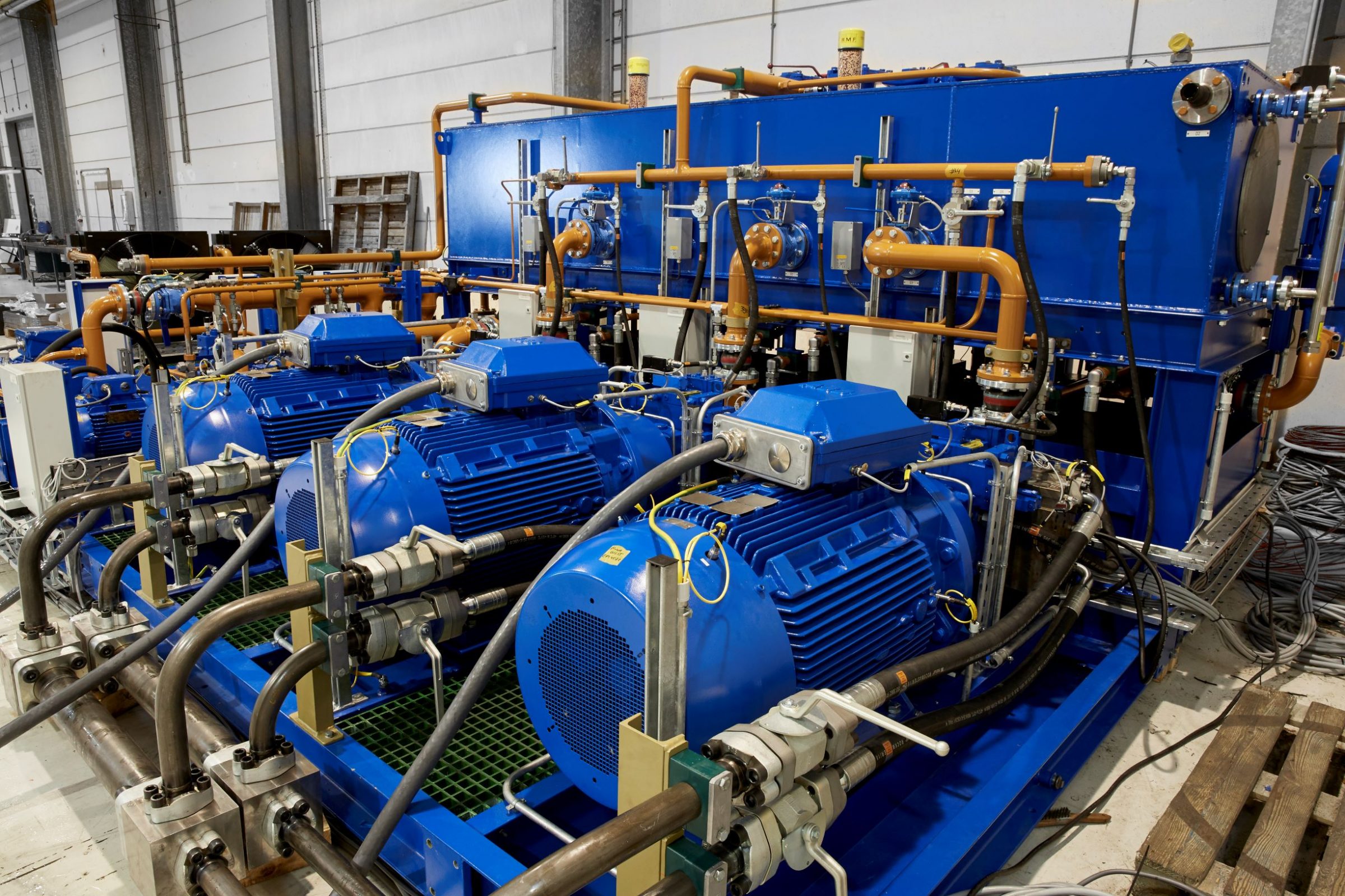 в гидравлическом оборудовании энергия передается и преобразуется под давлением жидкостей