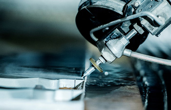 в ходе работы инструмент для гиброабразивной резки может располагаться и под углом