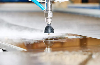 помощниками воды при гидроабразивной резке ЧПУ становятся частицы песка или других материалов