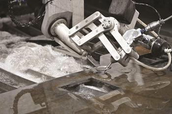 гидроабразивная резка ЧПУ полностью освобождает человека от нагрузки, оставляя ему роль наблюдателя