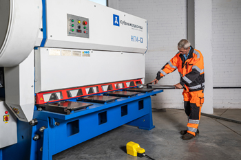 работа с гидравлическими гильотинными ножницами