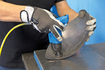 гладильные молотки помогают вручную исправить вмятины на металле