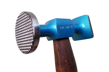 гладильные молотки могут иметь не только гладкую, но и рифленую поверхность
