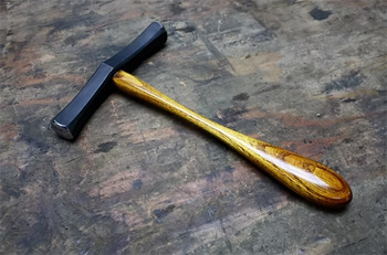 удобная рукоятка в гладильном молотке не менее важна, чем боек