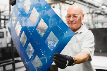 голубое травление металла наделяет его характерным цветом