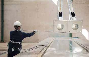 извлечение деталей из жидкого цинка после горячего цинкования