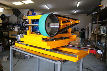 шлифовку металла в гриндере выполняет движущаяся абразивная лента