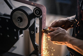 обработка поверхности детали с помощью гриндера