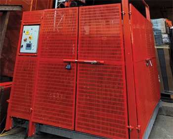 закрытые грузовые подъемники полностью предотвращают выпадение груза