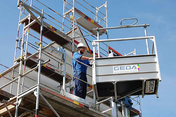 из открытых грузовых подъемников проще выгрузить материал