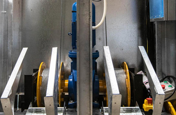 механизм некоторых типов грузовых подъемников во многом похож на механизм лифта