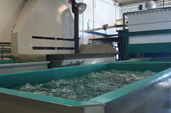 химическое оксидирование металла проходит в ванных со специальным покрытием