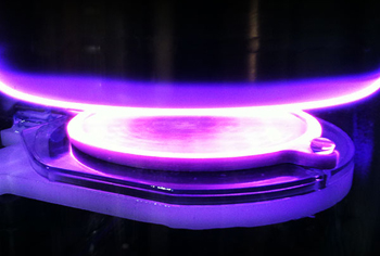 ионно-плазменное напыление объединяет две технологии: термообработку и нанесение покрытия