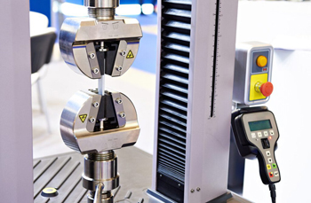 на испытательных машинах тестируют материалы и конкретные детали