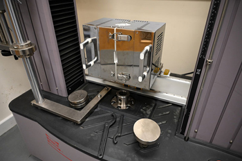 некоторые виды испытательных машин легко умещаются на лабораторном столе