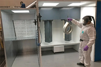 камеры напыления оснащают приспособлениями для подвешивания деталей