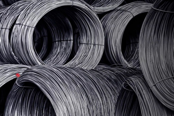 катанка, связанная в бухты и уложенная для погрузки