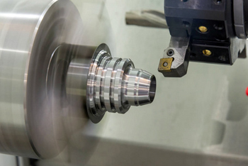 коническая обточка и расточка осложняется тем, что у заготовки не одно, а два сечения