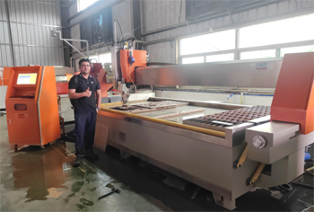 ведущие элементы консольных гидроабразивных станков - рабочий стол и передвигающаяся балка