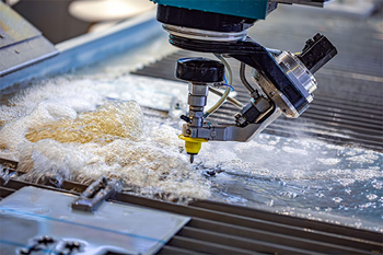 режущее устройство консольных гидроабразивных станков легко меняет положение