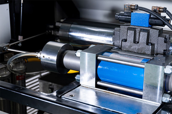 один из рабочих узлов консольного гидроабразивного станка