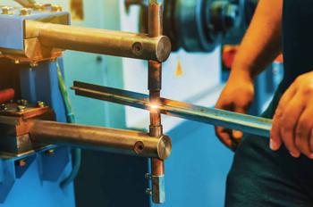 при контактной сварке нагретые заготовки соединяются при помощи давления