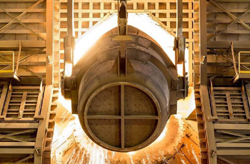 в конвертере будущая сталь не просто готовится к литью, а проходит качественную очистку