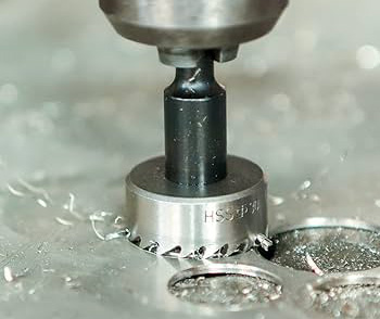 создание отверстий в листовом металле методом координатно-сверлильной обработки