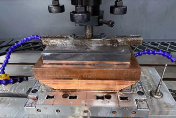 рабочая зона оборудования для копировально-прошивной обработки металла