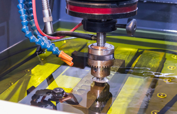 погрешность обработки копировально-прошивных станков может составлять фантастически малый 1 мкм!