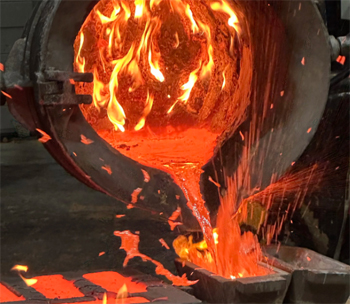 заливка расплава в формы при изготовлении литых корпусов из бронзы