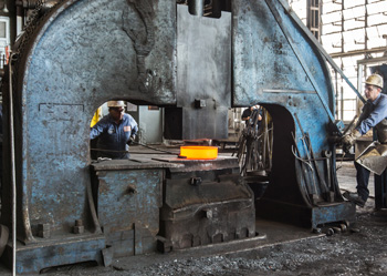 ковка на кузнечных молотах воздействует на деталь большим давлением падающей части