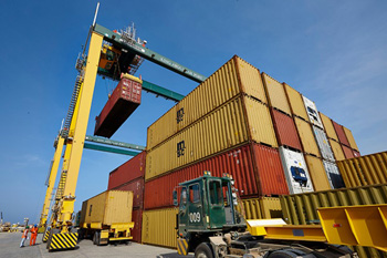 козловые краны складывают контейнеры как конструктор