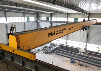 кран-балки перемещаются вдоль цеха по направляющим