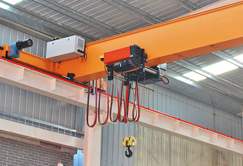 к кран-балкам прикрепляют разные подъемные приспособления, в том числе крюки