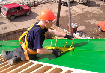 с некоторыми моделями кровельных станков удобно работать на высоте