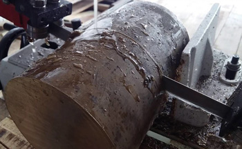 резка масивного бронзового круга ленточной пилой