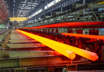 круг стальной горячекатаный сходит с конвейера