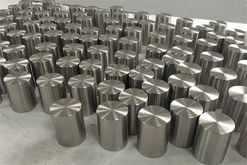 титановый круг после нарезки на одинаковые заготовки