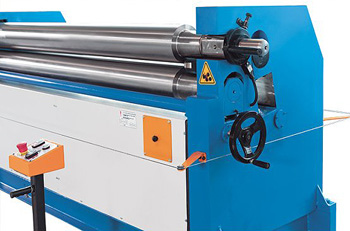 круглогибочные станки нередко путают с вальцовочными, и станки для гибки листов действительно похожи на механизмы для вальцовки