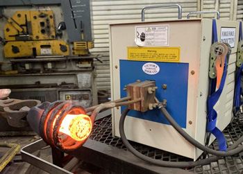 современные кузнечные горны работают не на углях, а на электричестве