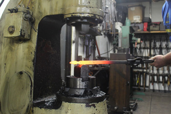 в процессе обработки на кузнечном молоте участвуют падающая и неподвижная части механизма