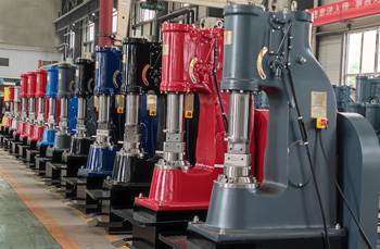 современные кузнечные молоты оснащены системой регулировки силы и скорости удара