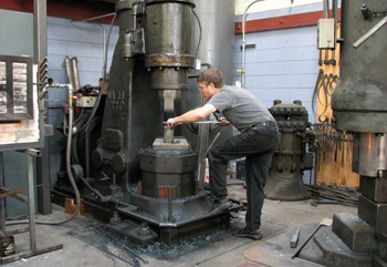 при работе на кузнечном молоте от мастера требуются точность движений и сноровка